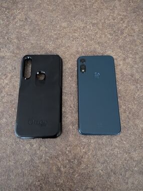 Motorola Moto E Blue Smartphone with Black OtterBox Case 32gb